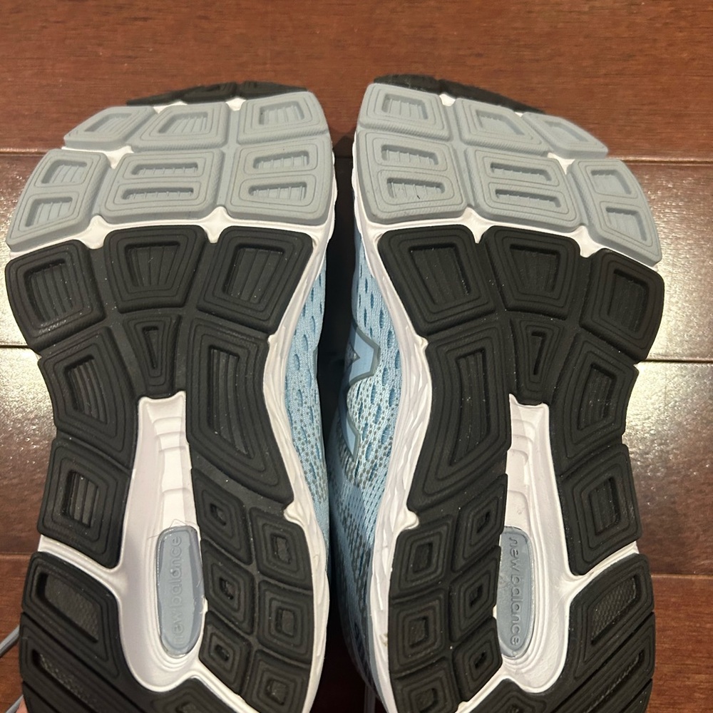 New Balance Women's 680v6 Cushioning Running Shoe, light blue - Picture 3 of 6
